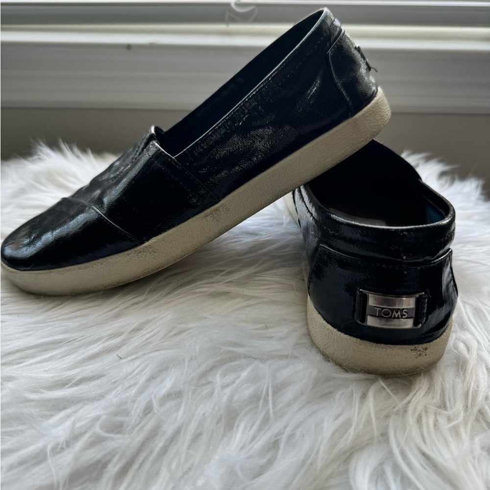 Tom’s canvas shoes